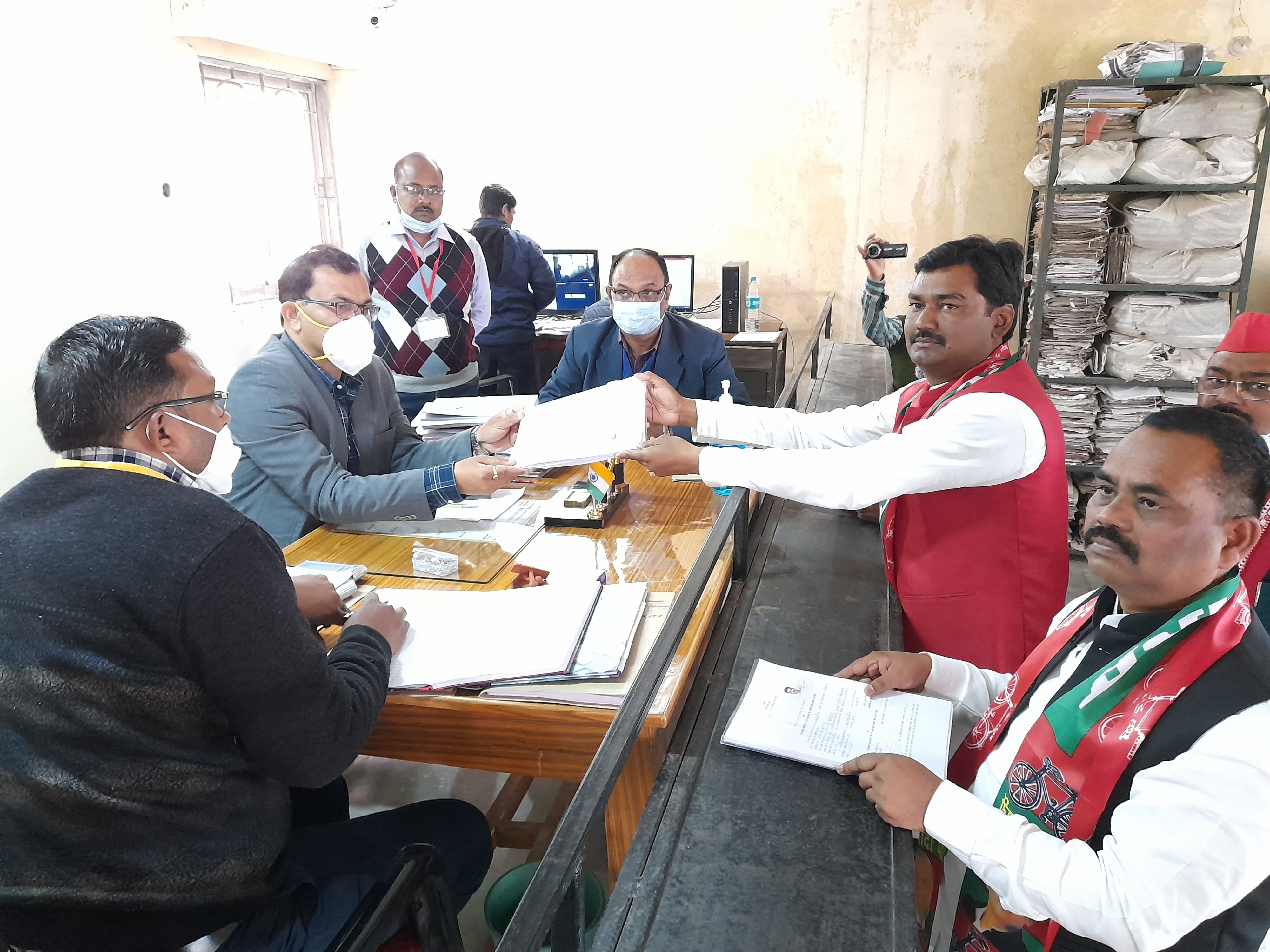 कलेक्ट्रेट में नामाकंन करते राबर्ट्सगंज विधान सभा के सपा प्रत्याशी- अविनाश कुशवाहा। कलेक्ट्रेट में नामाकंन करते राबर्ट्सगंज विधान सभा के सपा प्रत्याशी- अविनाश कुशवाहा।
