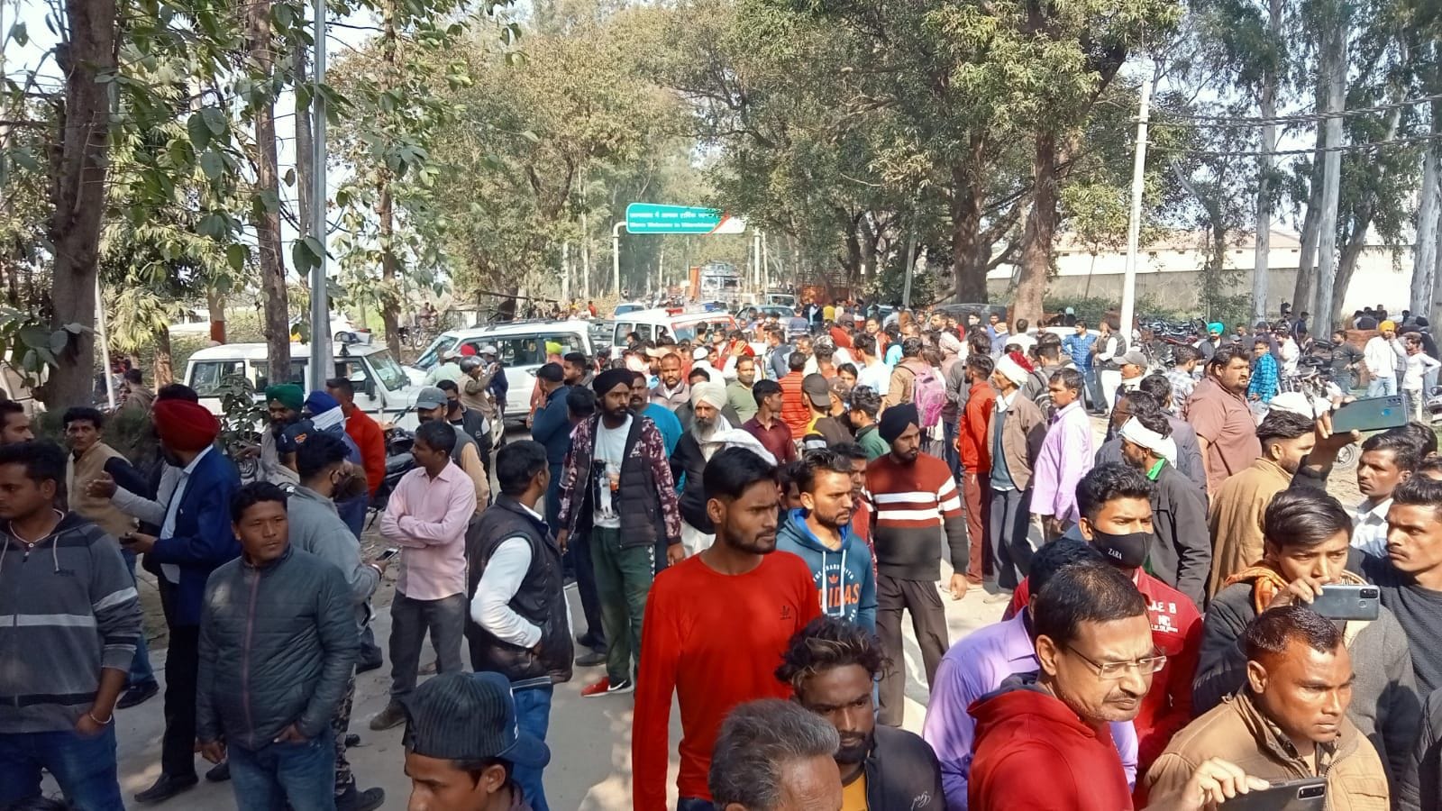 खटीमा के सत्रहमील पुलिस चौकी सामने जाम लगाते लोग। संवाद