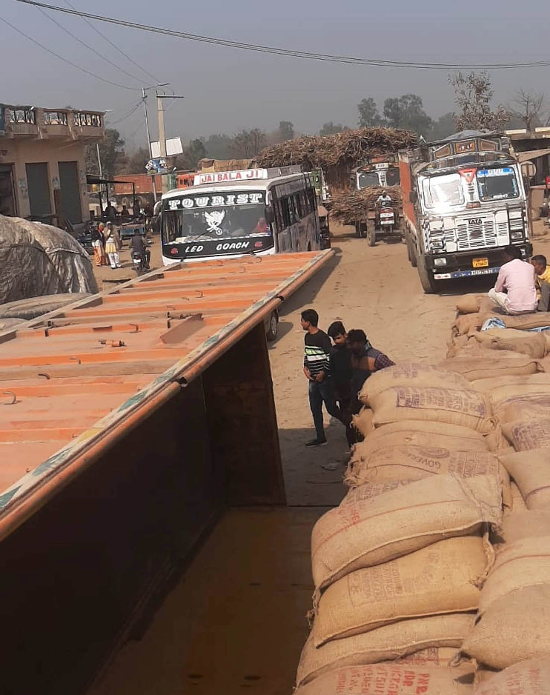 चरथावल में नहर पुल पर ट्रक पलटने से थानाभवन मार्ग पर वाहनों का जाम। चरथावल में नहर पुल पर ट्रक पलटने से थानाभवन मार्ग पर वाहनों का जाम।