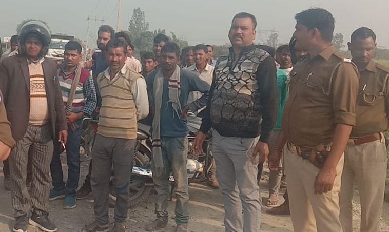 घटना स्थल पर मौजूद पुलिस व लगी भीड़। संवाद घटना स्थल पर मौजूद पुलिस व लगी भीड़। संवाद