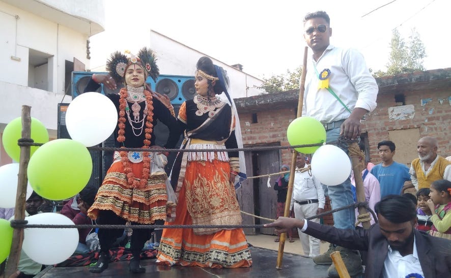 मंडावली के मुस्सेपुर में राधा-कृष्ण की झांकी निकालते कलाकार। मंडावली के मुस्सेपुर में राधा-कृष्ण की झांकी निकालते कलाकार।