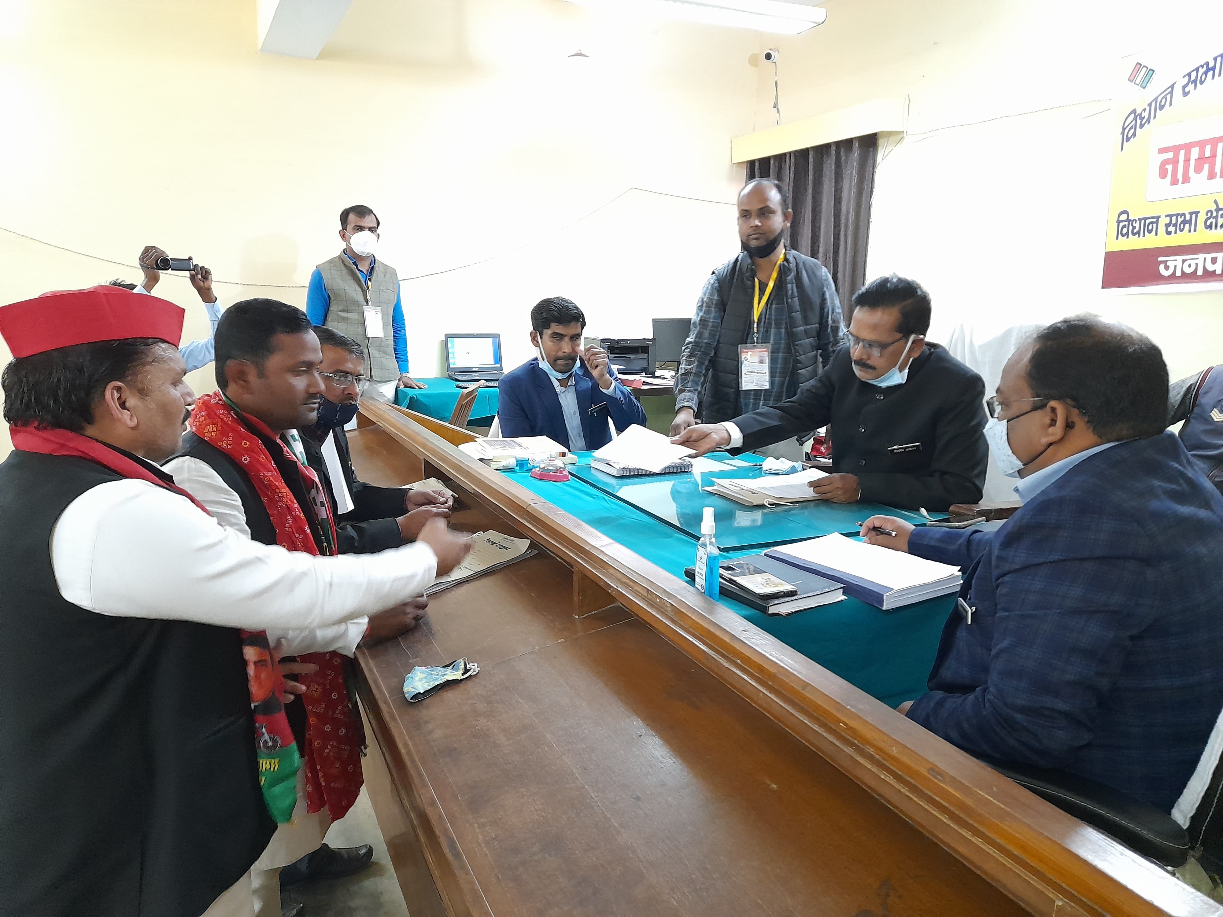 कलेक्ट्रेट में नामाकंन करते ओबरा विधान सभा के सपा प्रत्याशी- सुनील गोंड। कलेक्ट्रेट में नामाकंन करते ओबरा विधान सभा के सपा प्रत्याशी- सुनील गोंड।