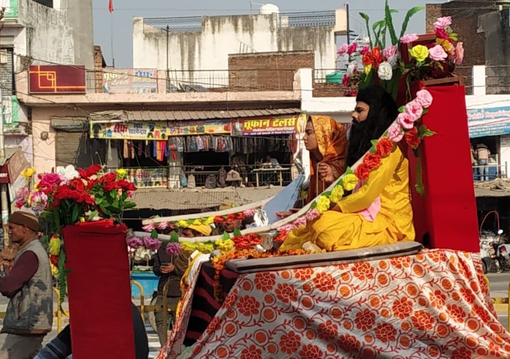 संत रविदास शोभायात्रा में शामिल झांकी संत रविदास शोभायात्रा में शामिल झांकी