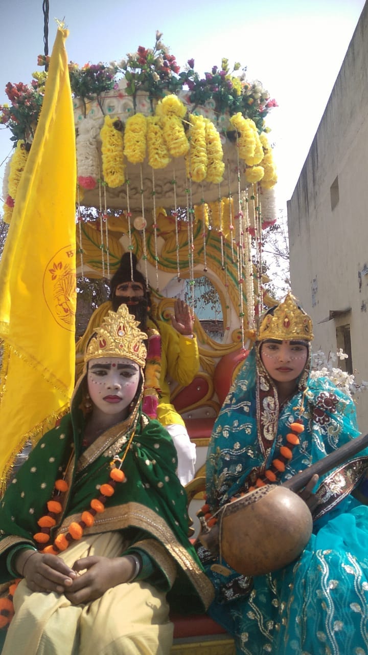 नौगांवा में संत रविदास  शोभायात्रा में शामिल झांकी