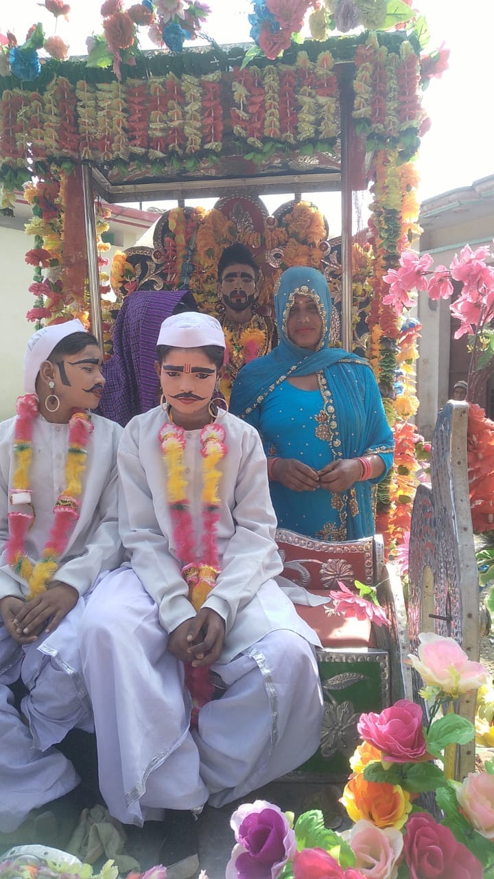 नौगांवा में संत रविदास  शोभायात्रा में शामिल झांकी