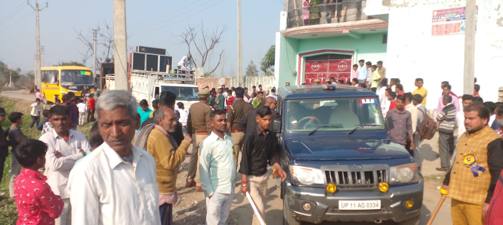 शोभायात्रा रोकने के दौरान मौके पर पहुंची पुलिस और ग्रामीणों की भीड़