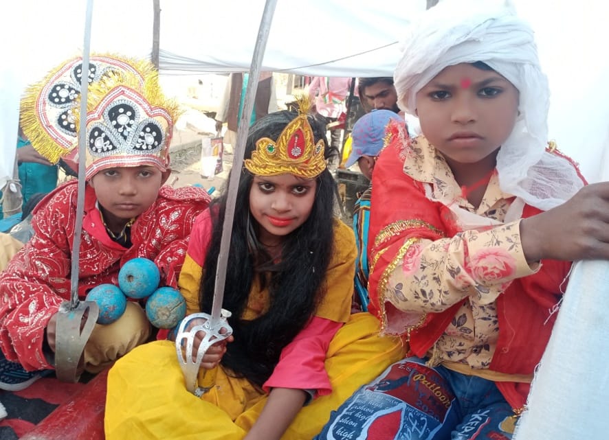 जलालाबाद के हुसैनपुर में शोभायात्रा में भाग लेते बाल कलाकार। जलालाबाद के हुसैनपुर में शोभायात्रा में भाग लेते बाल कलाकार।
