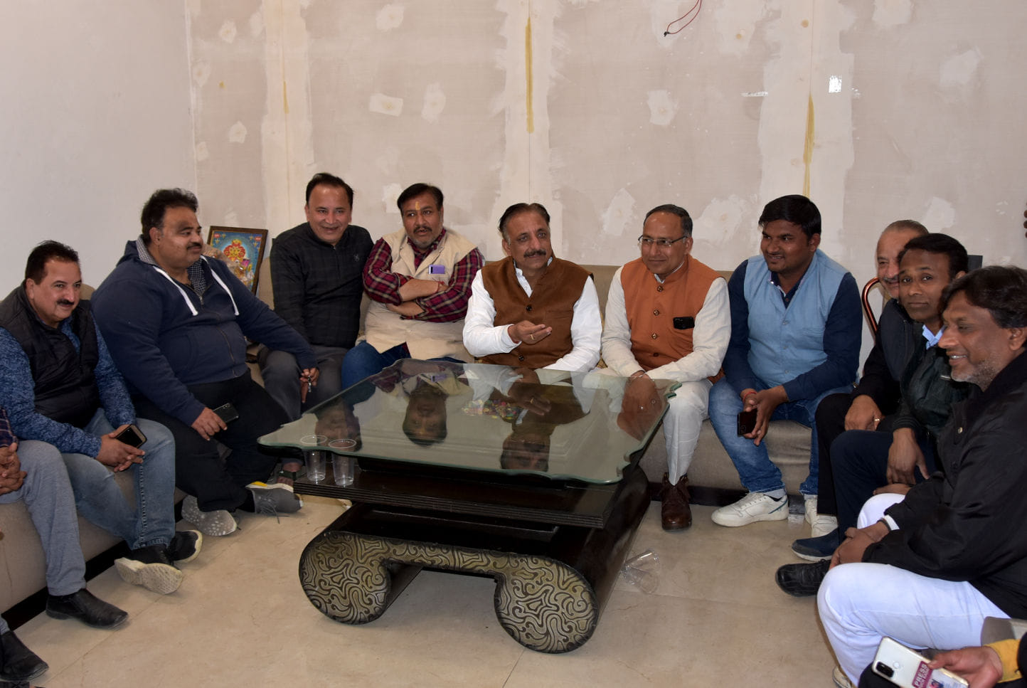 सहारनपुर के गोविन्द नगर में कार्यकर्ताओ के साथ चर्चा करते भाजपा नगर प्रत्याशी राजीव गुंबर