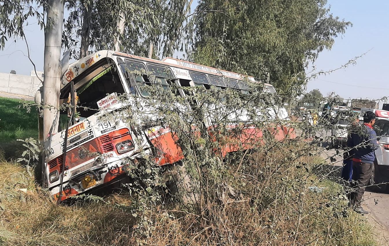 Private Bus Drivers Were Racing Both The Buses Collided The Car Was Also Hit 25 Injured