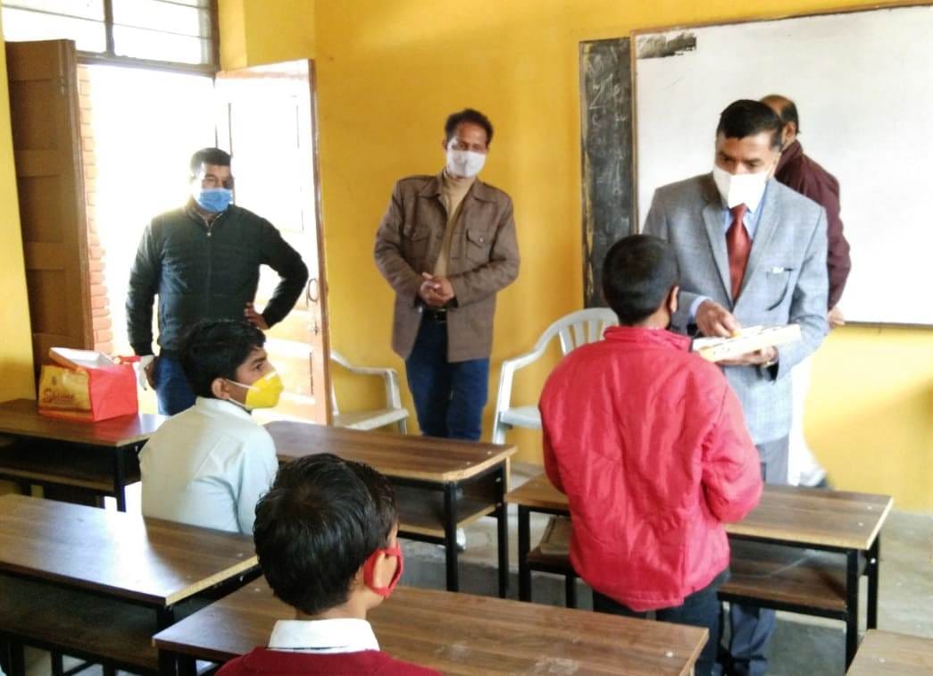 उधमपुर: गवर्नमेंट बॉयस हाई सेकेंडरी स्कूल में छात्रों का स्वागत मिठाई खिलाकर किया गया. उधमपुर: गवर्नमेंट बॉयस हाई सेकेंडरी स्कूल में छात्रों का स्वागत मिठाई खिलाकर किया गया.