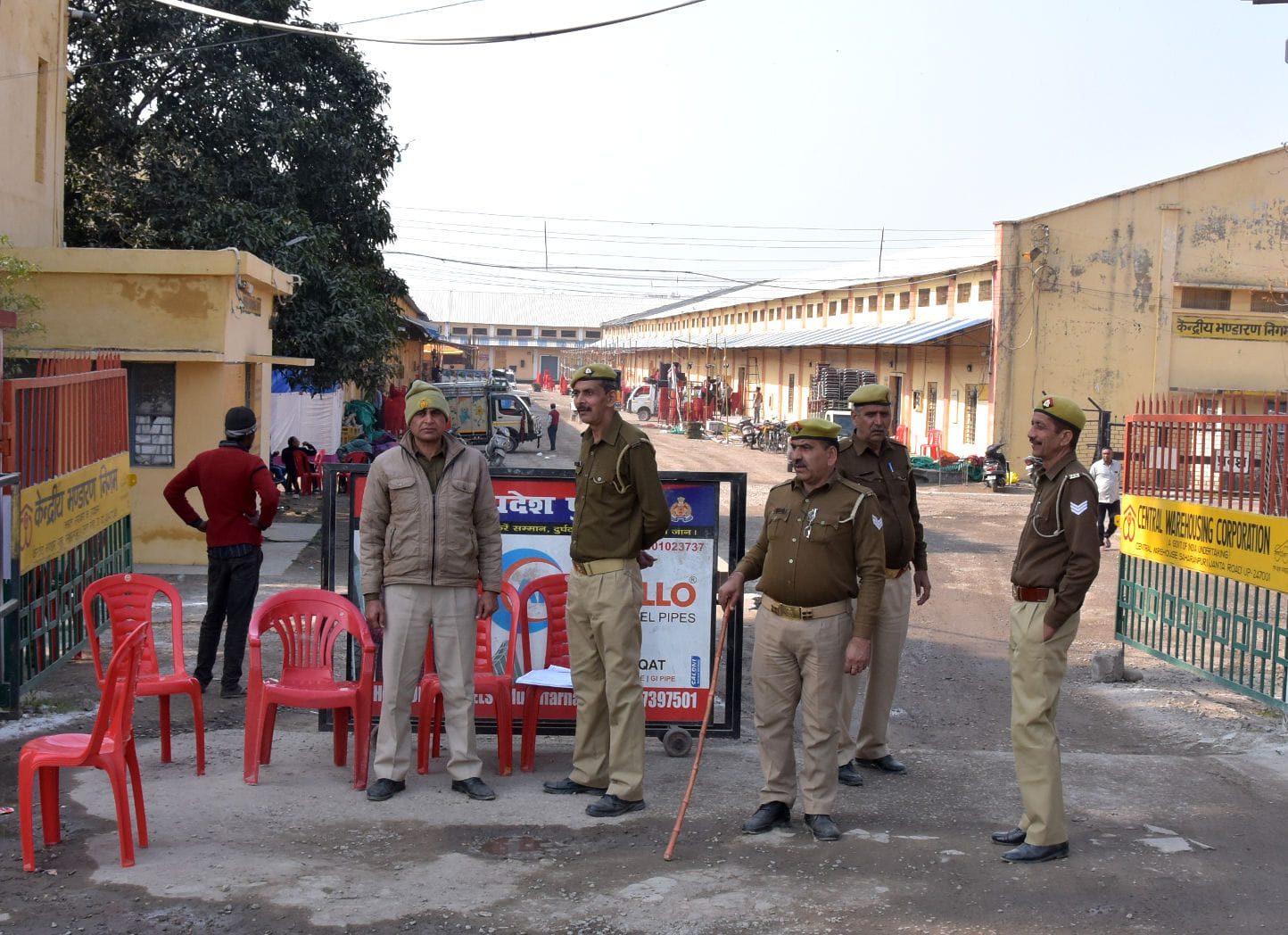 वेयर हाऊस गेट पर तैनात पुलिस कर्मी वेयर हाऊस गेट पर तैनात पुलिस कर्मी