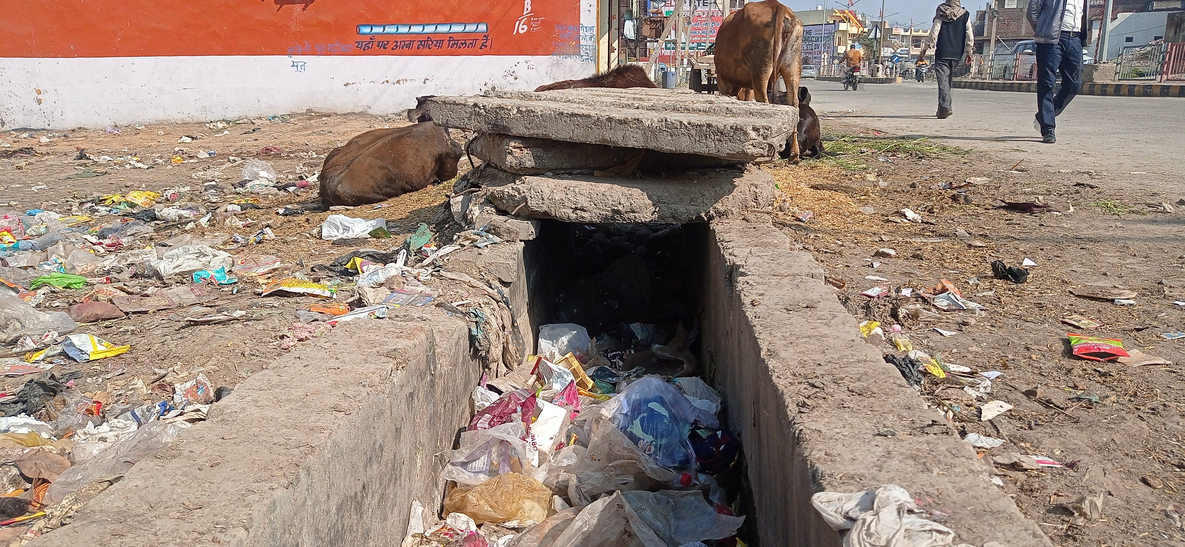 झांसा रोड पर गंदगी से अटा पड़ा नाला। संवाद झांसा रोड पर गंदगी से अटा पड़ा नाला। संवाद