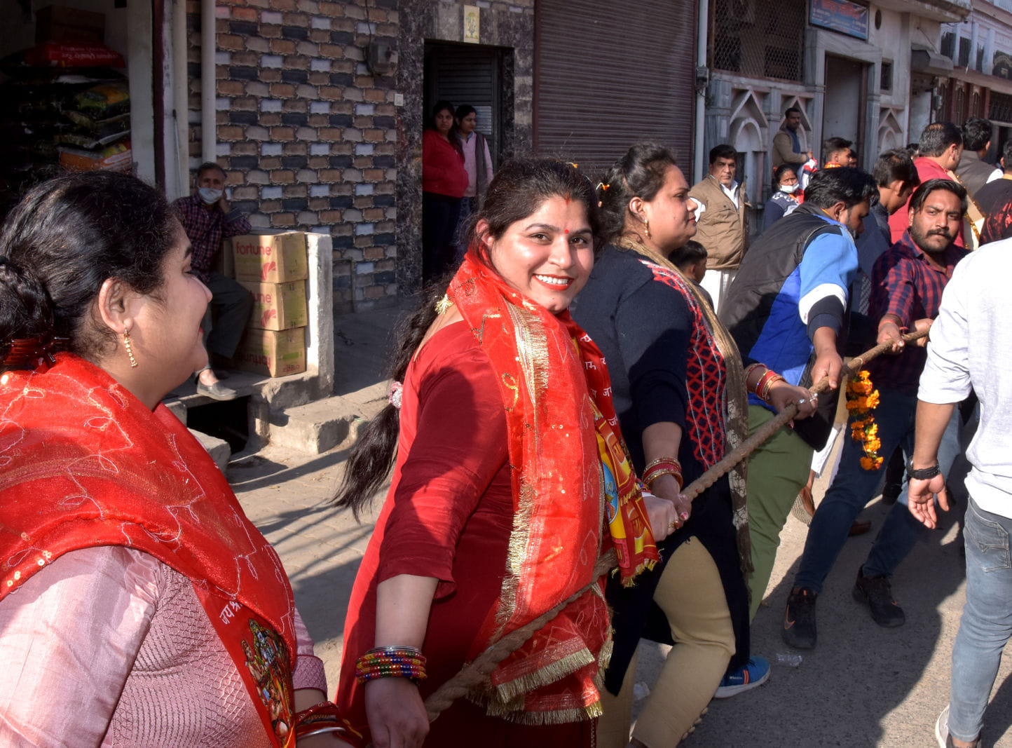 बेहट़ रोड़ पर निकली बालाजी शोभायात्रा में बालाजी का रथ खिंचते श्रद्घालु बेहट़ रोड़ पर निकली बालाजी शोभायात्रा में बालाजी का रथ खिंचते श्रद्घालु