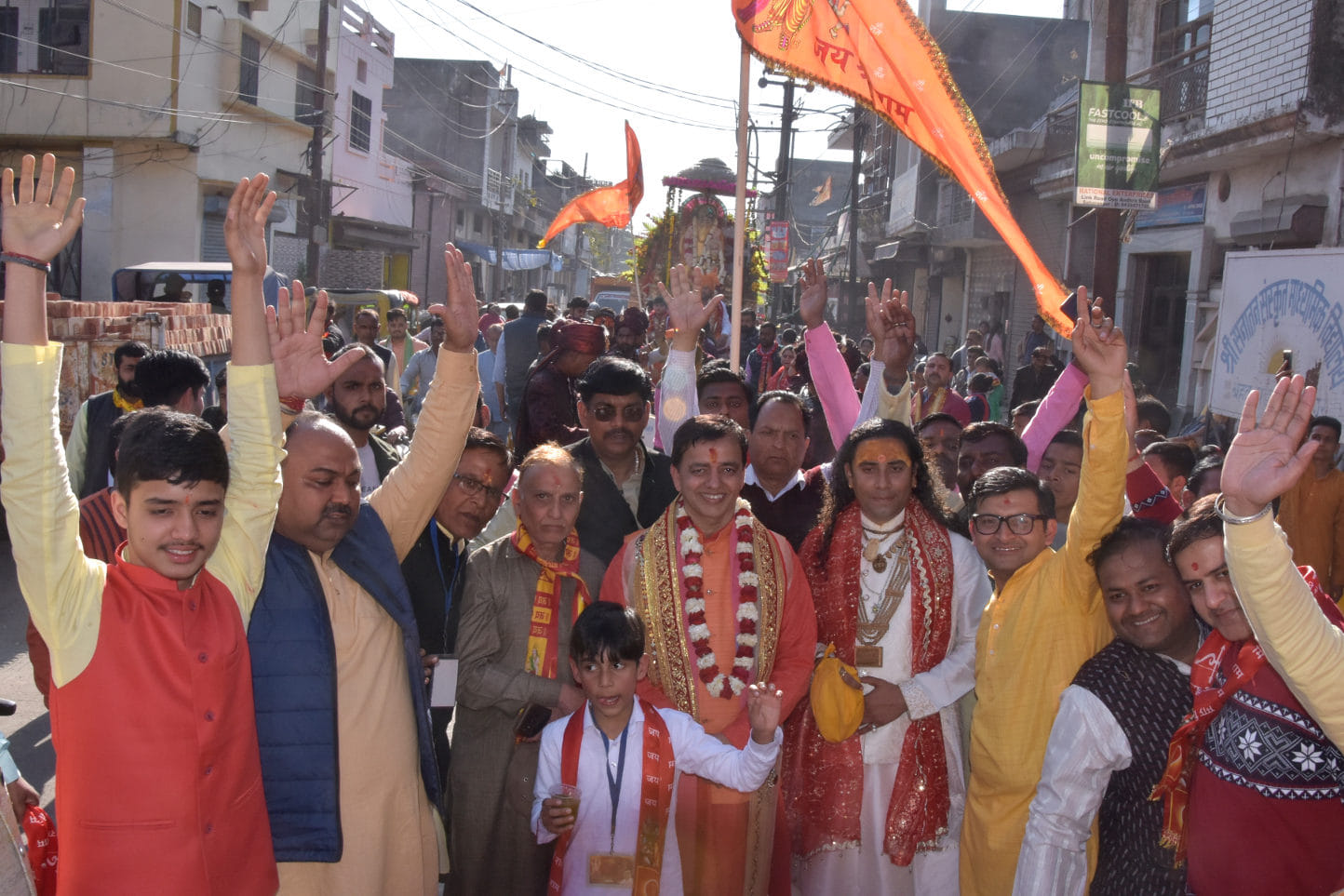 बेहट़ रोड़ पर निकली बालाजी शोभायात्रा में शमिल श्रद्घालु बेहट़ रोड़ पर निकली बालाजी शोभायात्रा में शमिल श्रद्घालु
