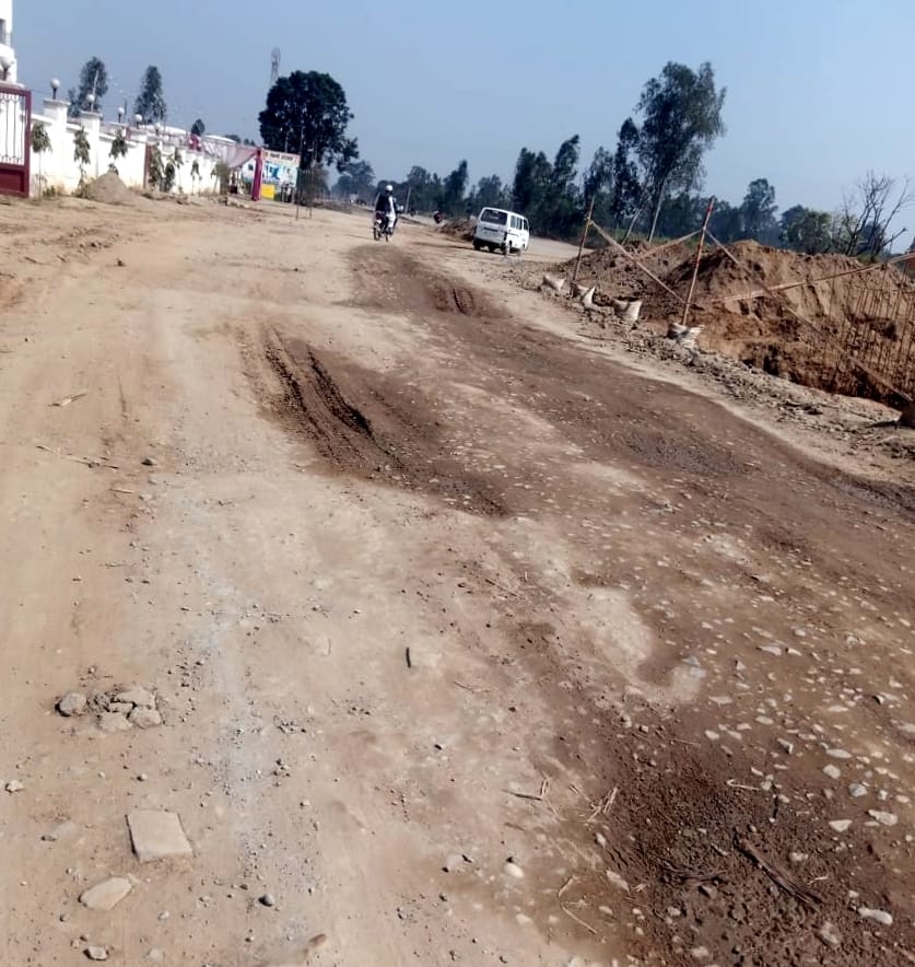 बिजनौर-कोतवाली रोड पर पुलिया निर्माण के चलते बनाया कच्चा मार्ग।