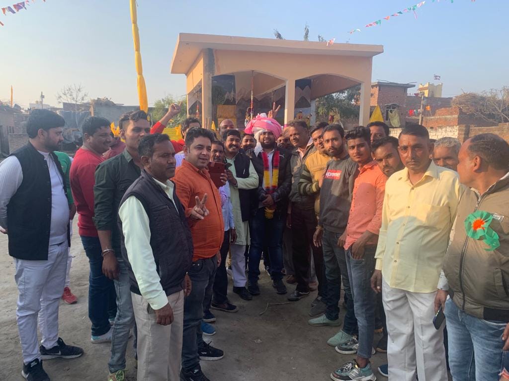 स्योहारा में रविदास जयंती के मौके पर शोभायात्रा का शुभारंभ करने के बाद विधायक पुत्र प्रियंकर रा?