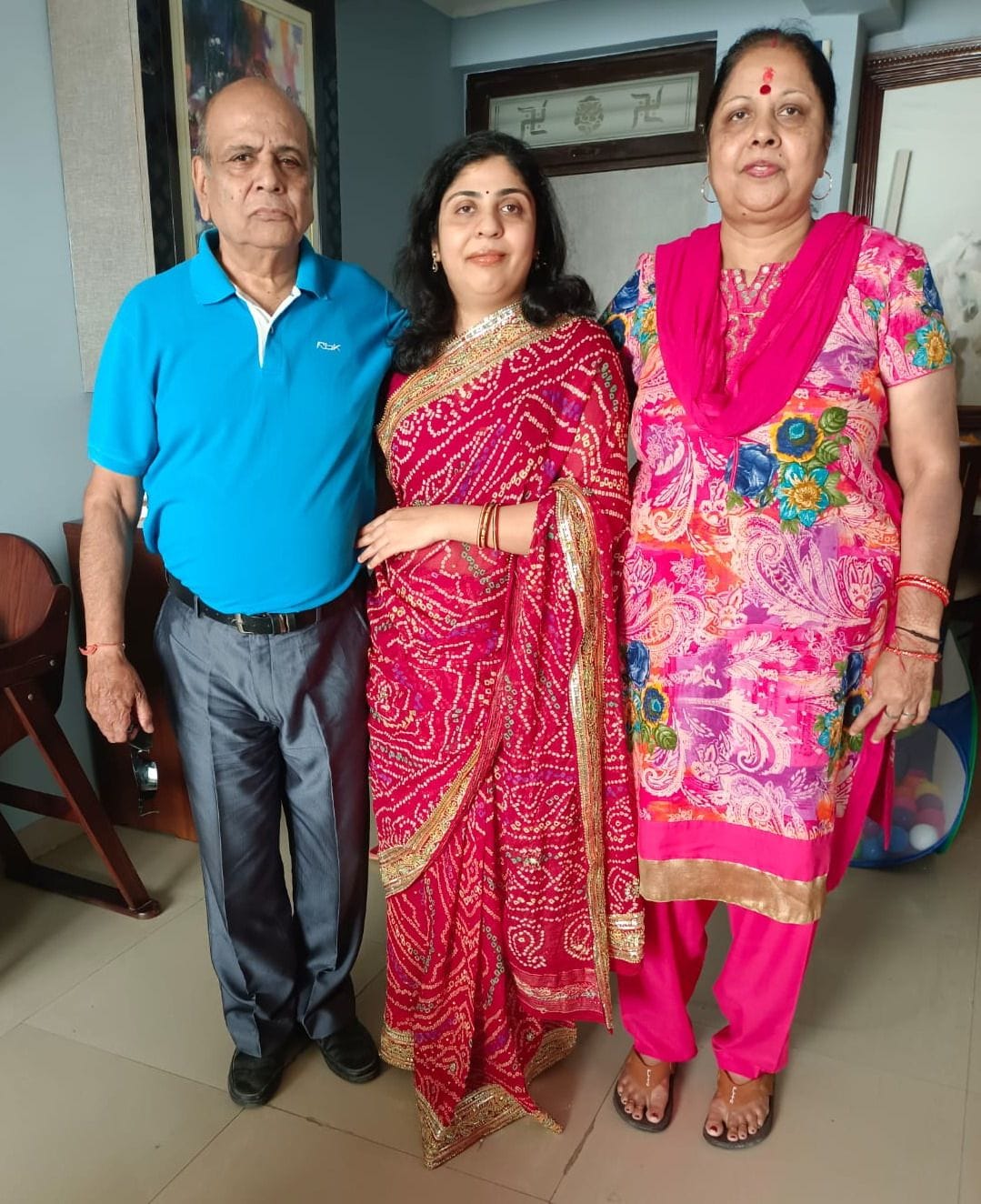 डॉ. वृत्तिका के पिता और माता व बुआ। डॉ. वृत्तिका के पिता और माता व बुआ।