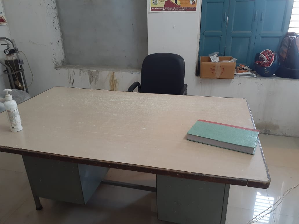 बिजरौल गांव की पीएचसी में सुबह सवा दस बजे खाली पड़ी कुर्सी