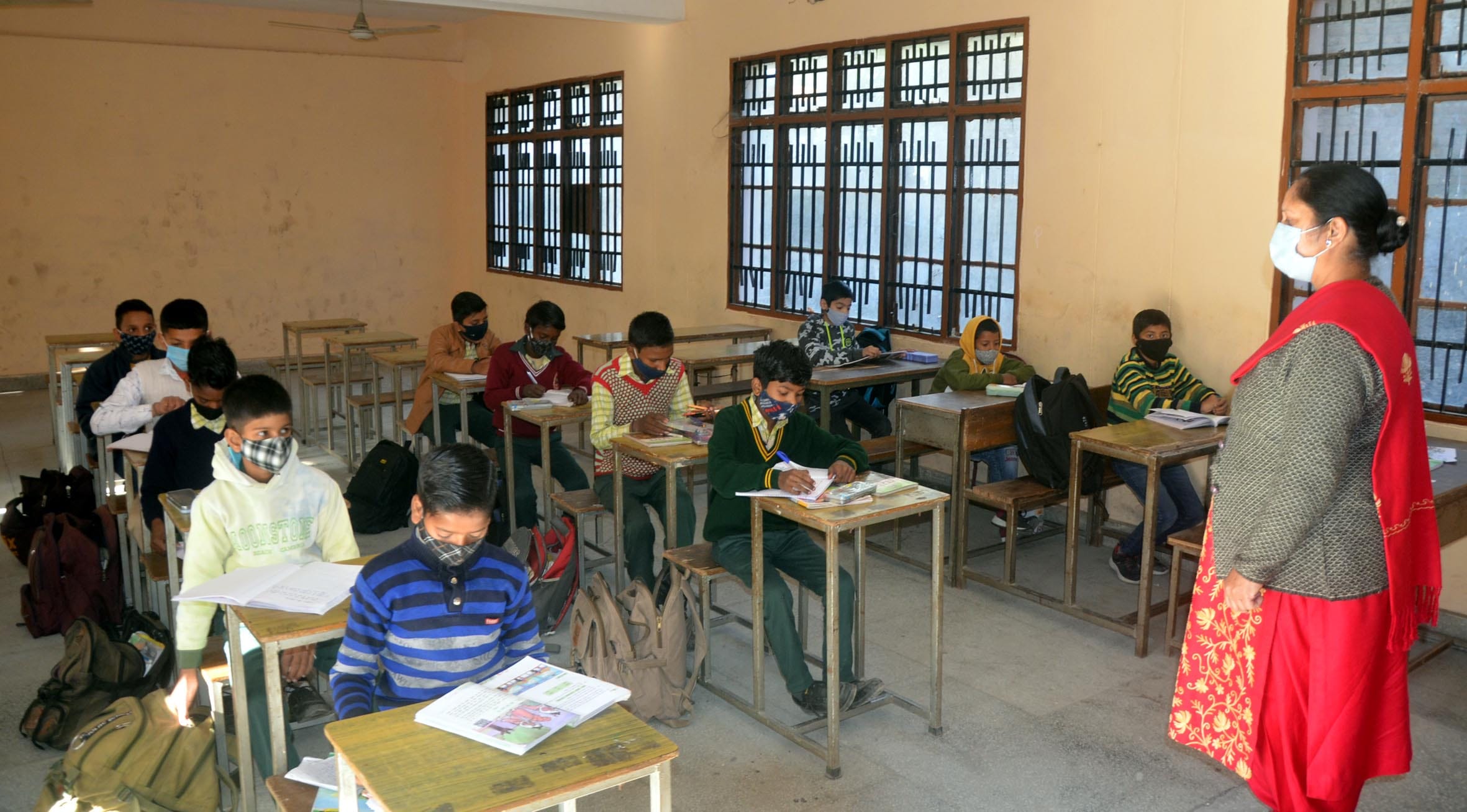 बाल स्कूल हमीरपुर में अलग अलग डेस्क पर बैठकर पढ़ाई करते विद्यार्थी। बाल स्कूल हमीरपुर में अलग अलग डेस्क पर बैठकर पढ़ाई करते विद्यार्थी।