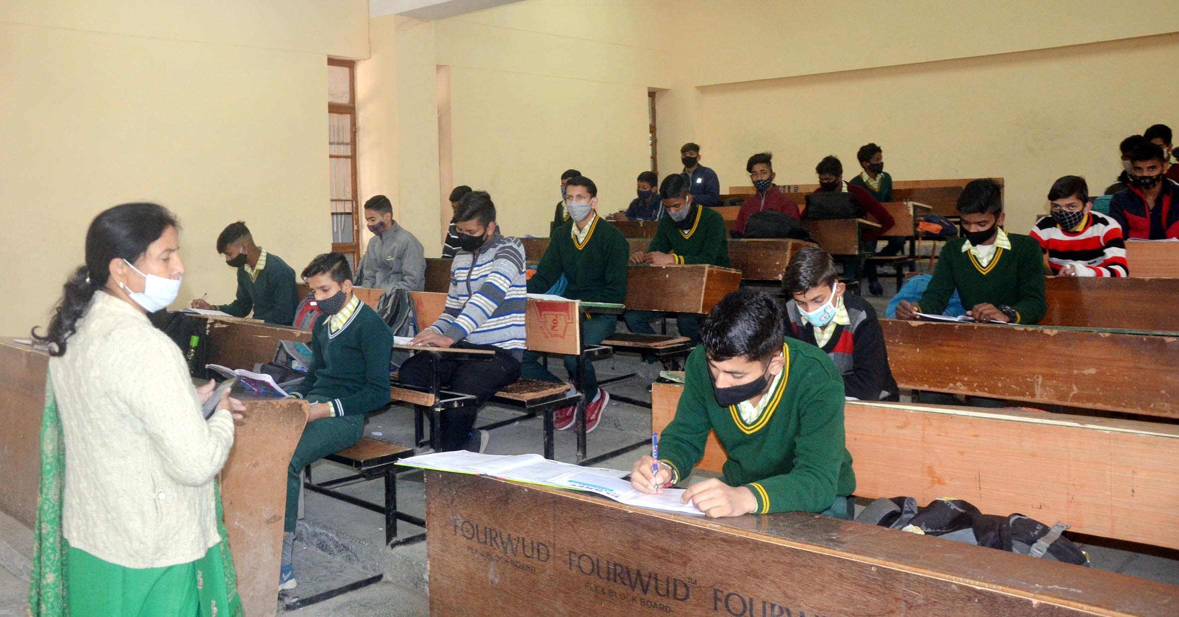 बाल स्कूल हमीरपुर में समाजिक दूरी बनाकर डेस्क पर बैठकर पढ़ाई करते विद्यार्थी। संवाद बाल स्कूल हमीरपुर में समाजिक दूरी बनाकर डेस्क पर बैठकर पढ़ाई करते विद्यार्थी। संवाद