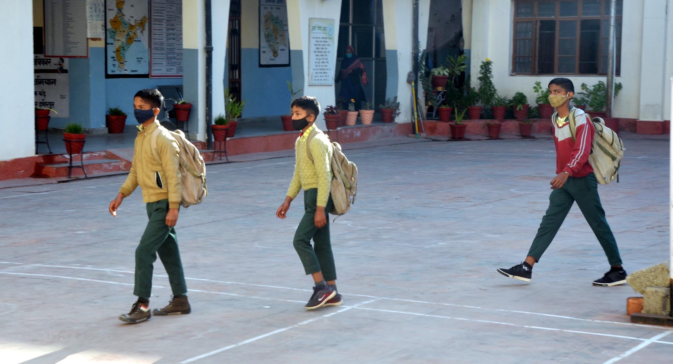 बाल स्कूल हमीरपुर में मास्क लगाकर पहुंचे आठवीं कक्षा के छात्र। बाल स्कूल हमीरपुर में मास्क लगाकर पहुंचे आठवीं कक्षा के छात्र।