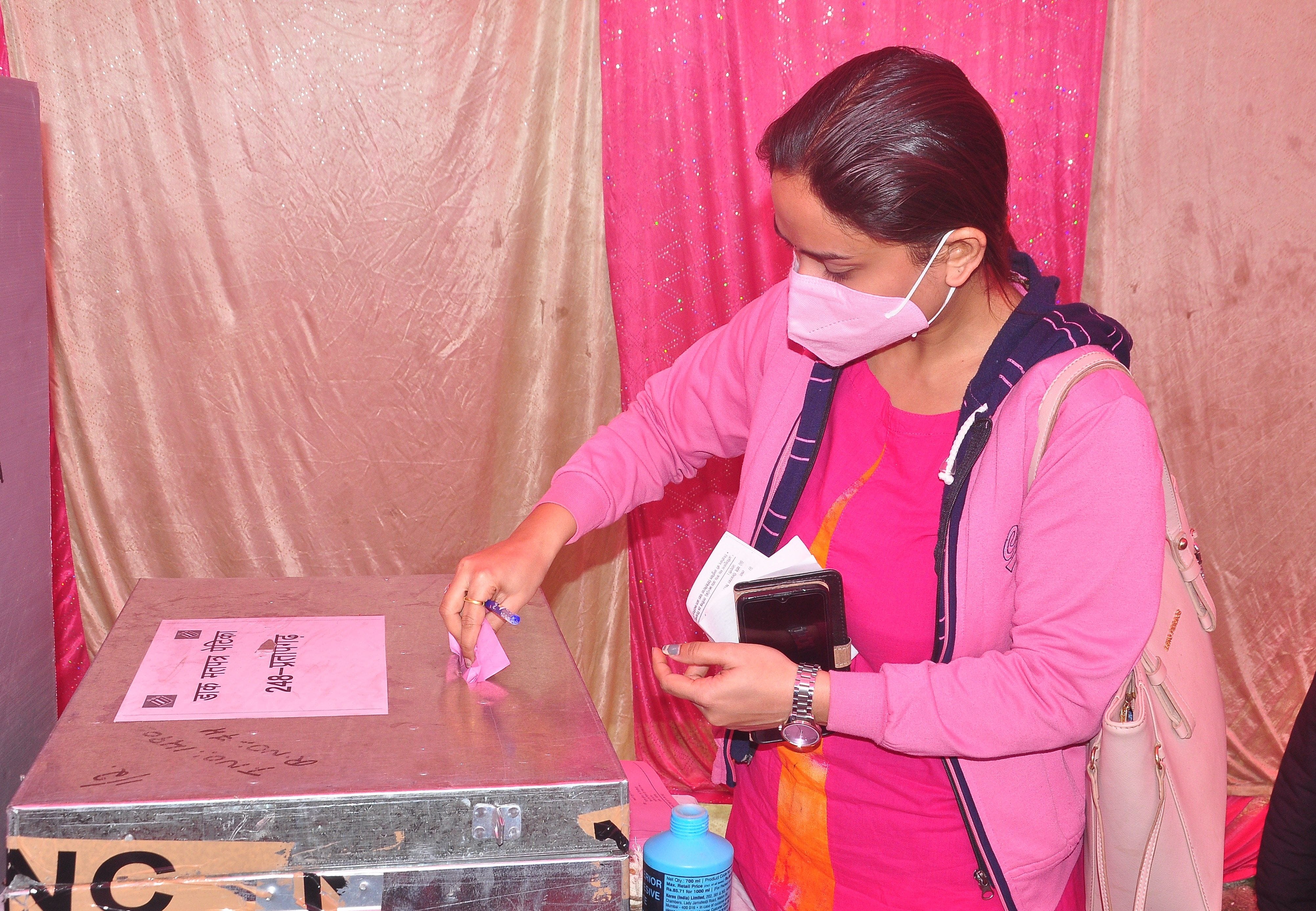 संत एंथोनी इंटर कालेज में पोस्टल बैलेट से मतदान करती महिला कर्मचारी। संवाद संत एंथोनी इंटर कालेज में पोस्टल बैलेट से मतदान करती महिला कर्मचारी। संवाद