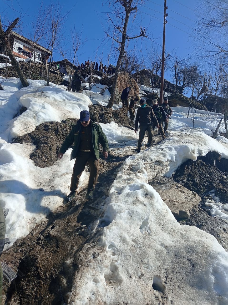 फोटो....एएसपी किश्तवाड़ ने सुरक्षा परिदृष्य को लेकर सरूड़ द्राबशाला का दौरा किया। फोटो....एएसपी किश्तवाड़ ने सुरक्षा परिदृष्य को लेकर सरूड़ द्राबशाला का दौरा किया।