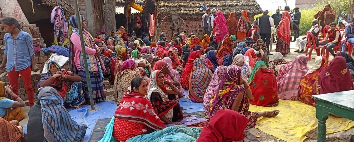 कंधई थाने के अमसौना में दुसरे दिन शव रखकर बैठे परिजन। संवाद कंधई थाने के अमसौना में दुसरे दिन शव रखकर बैठे परिजन। संवाद