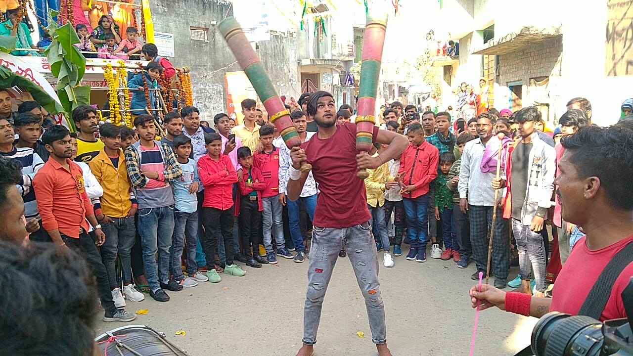 ग्राम पुराना धामपुर में रविदास जयंती के जुलूस में अखाड़े के करतब दिखाता युवक।