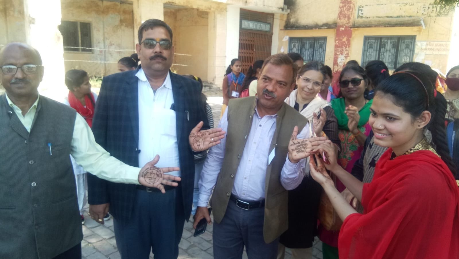 डीवी कालेज में डीआईओएस के हाथों में मेहंदी लगाती छात्रा। डीवी कालेज में डीआईओएस के हाथों में मेहंदी लगाती छात्रा।