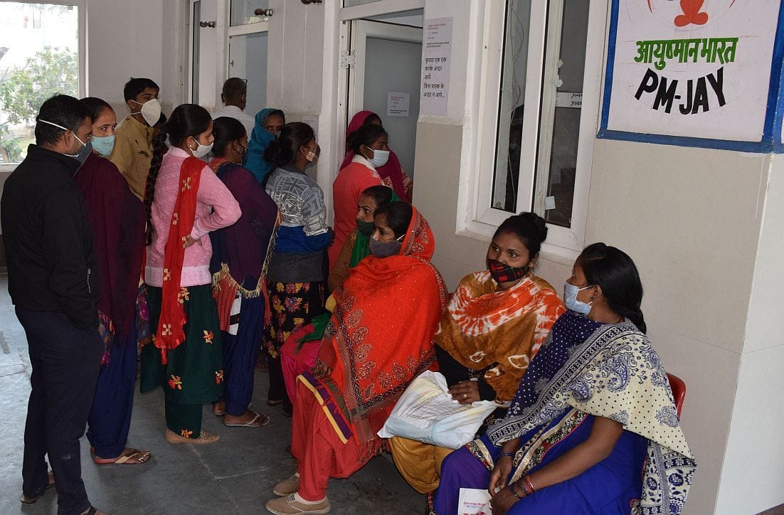रुद्रपुर जिला अस्पताल में आयुष्मान कार्ड बनाने के लिए लाइन में लगे लोग।