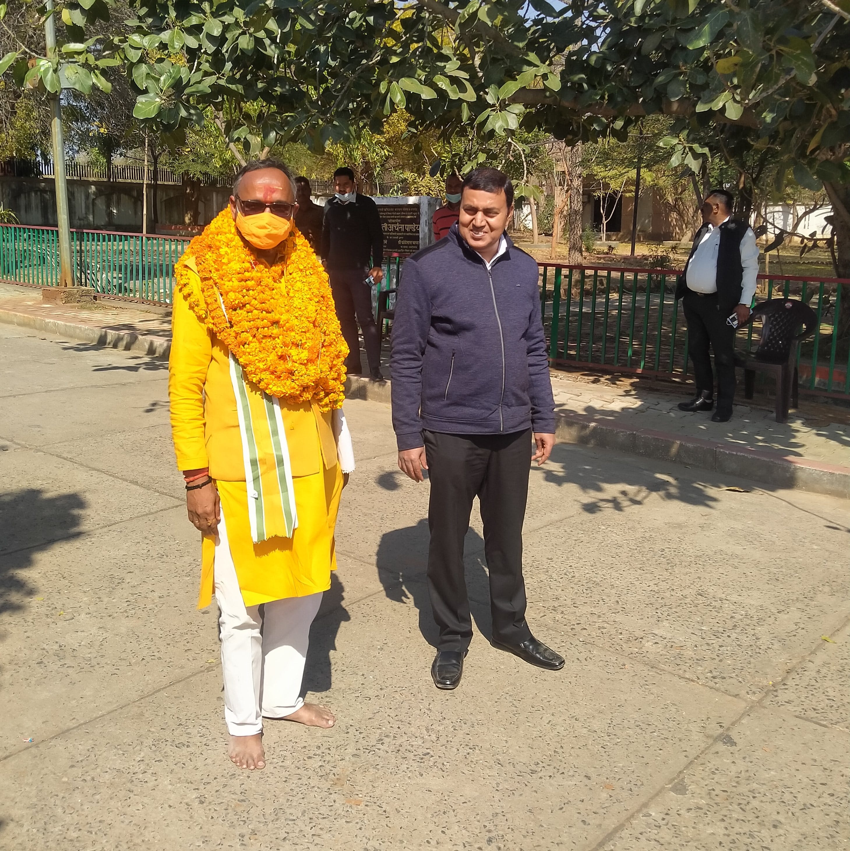 कलेक्ट्रेट में नंगे पाव नामांकन करने पहुंचे राबर्ट्सगंज विधान सभा के भाजपा प्रत्याशी भूपेश चौब? कलेक्ट्रेट में नंगे पाव नामांकन करने पहुंचे राबर्ट्सगंज विधान सभा के भाजपा प्रत्याशी भूपेश चौब?