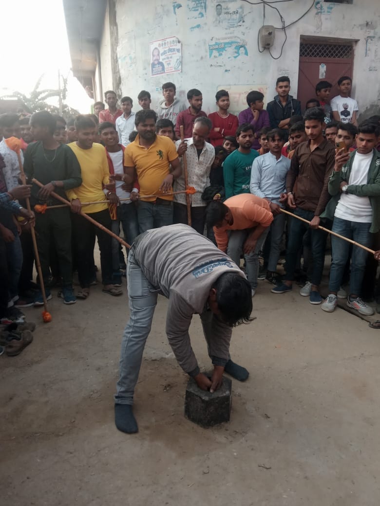 रविदास शोभायात्रा में लोहे के बाट को उठा करतब दिखाता युवक