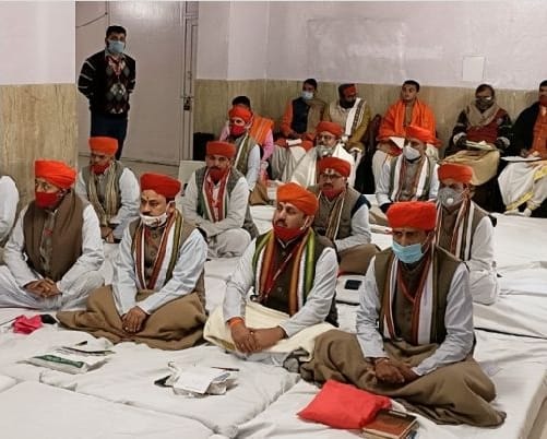 भवन में पुजारी पाठयक्रम में भाग लेते हुए भवन में पुजारी पाठयक्रम में भाग लेते हुए
