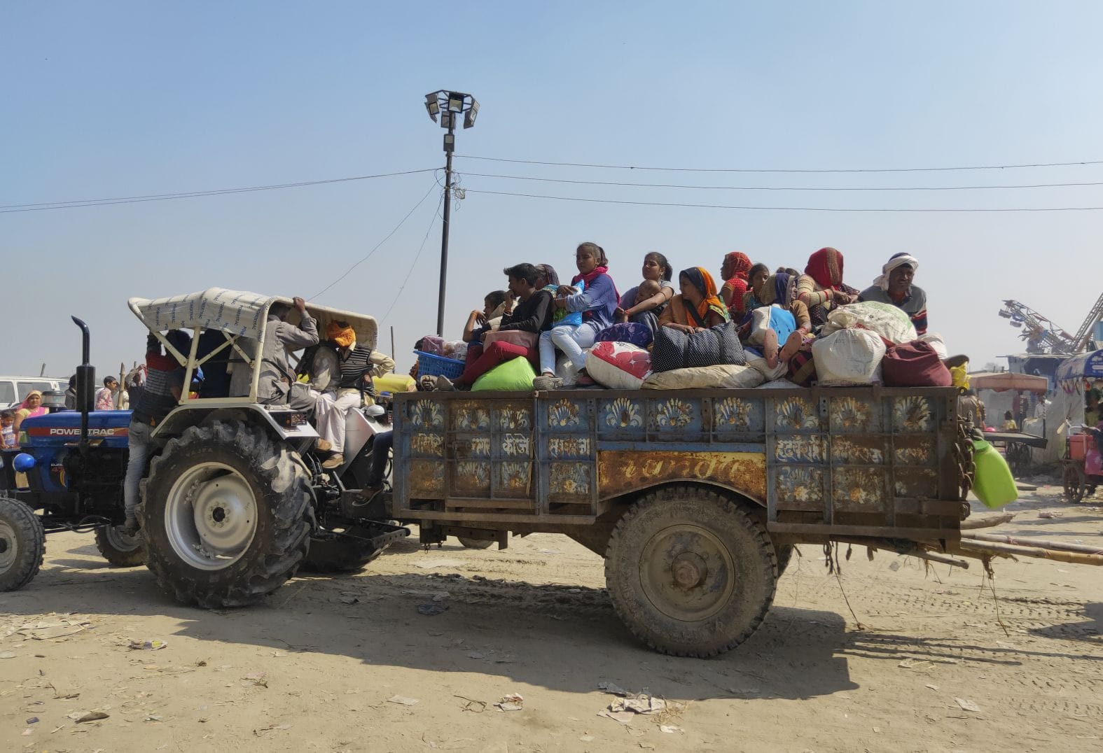 मेला रामनगरिया में ट्रैक्टर-ट्राली से वापस घर जाते कल्पवासी। संवाद