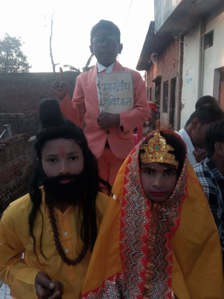 चाकरपुर गांव में निकली शोभायात्रा में शामिल झांकी