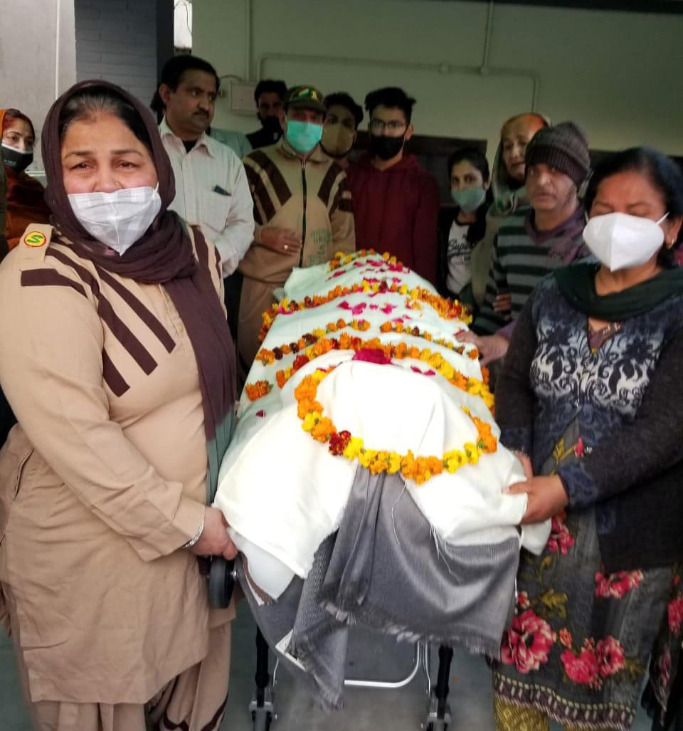 मेडिकल रिसर्च के लिए अपना शरीर दान करने वाले कृष्ण कुमार के शव के साथ समाजेसवी मेडिकल रिसर्च के लिए अपना शरीर दान करने वाले कृष्ण कुमार के शव के साथ समाजेसवी