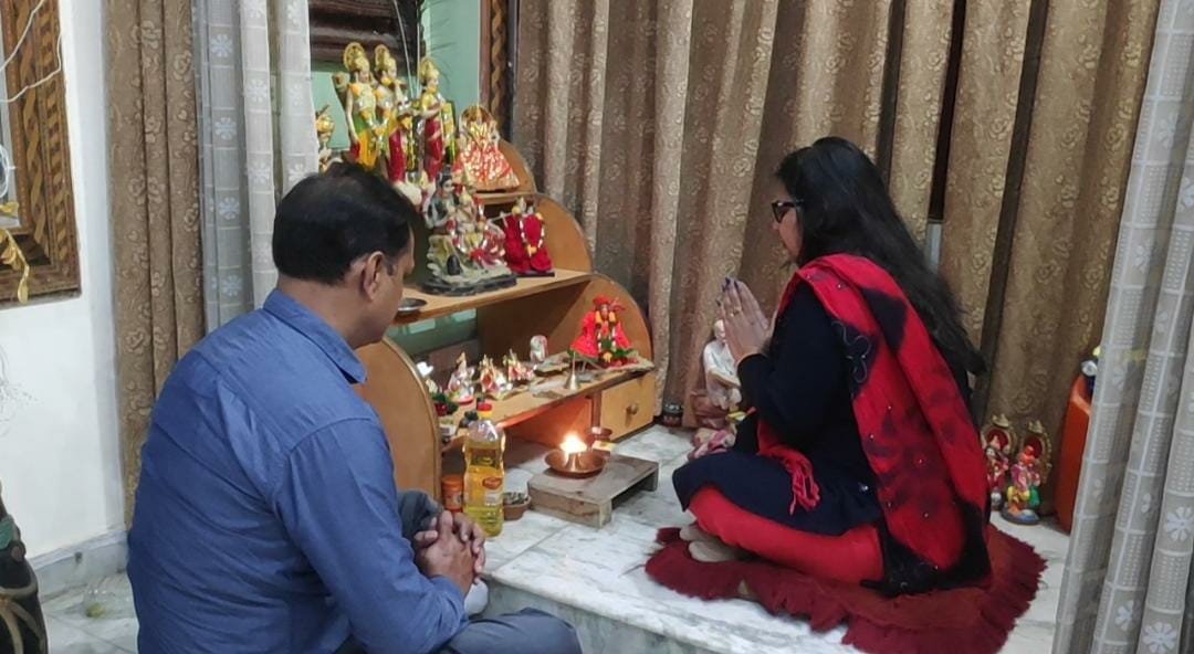 यूक्रेन में फंसे पुत्र और पुत्री की सलामती के लिए शामली में प्रार्थना करते प्रभात भार्गव और उनकी यूक्रेन में फंसे पुत्र और पुत्री की सलामती के लिए शामली में प्रार्थना करते प्रभात भार्गव और उनकी
