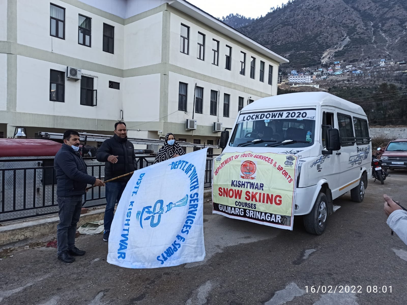 फोटो......किश्तवाड़ से छात्राओं का एक दल गुलमर्ग के लिए सकीईंग खेल प्रशिक्षण के लिए रवाना, खेल अधिका?