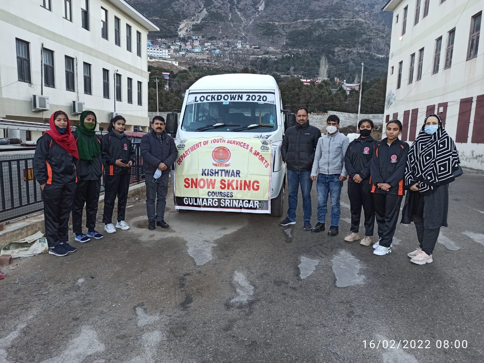 फोटो......किश्तवाड़ से छात्राओं का एक दल गुलमर्ग के लिए सकीईंग खेल प्रशिक्षण के लिए रवाना, खेल अधिका?