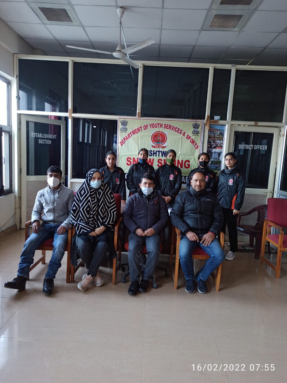 फोटो......किश्तवाड़ से छात्राओं का एक दल गुलमर्ग के लिए सकीईंग खेल प्रशिक्षण के लिए रवाना, खेल अधिका?