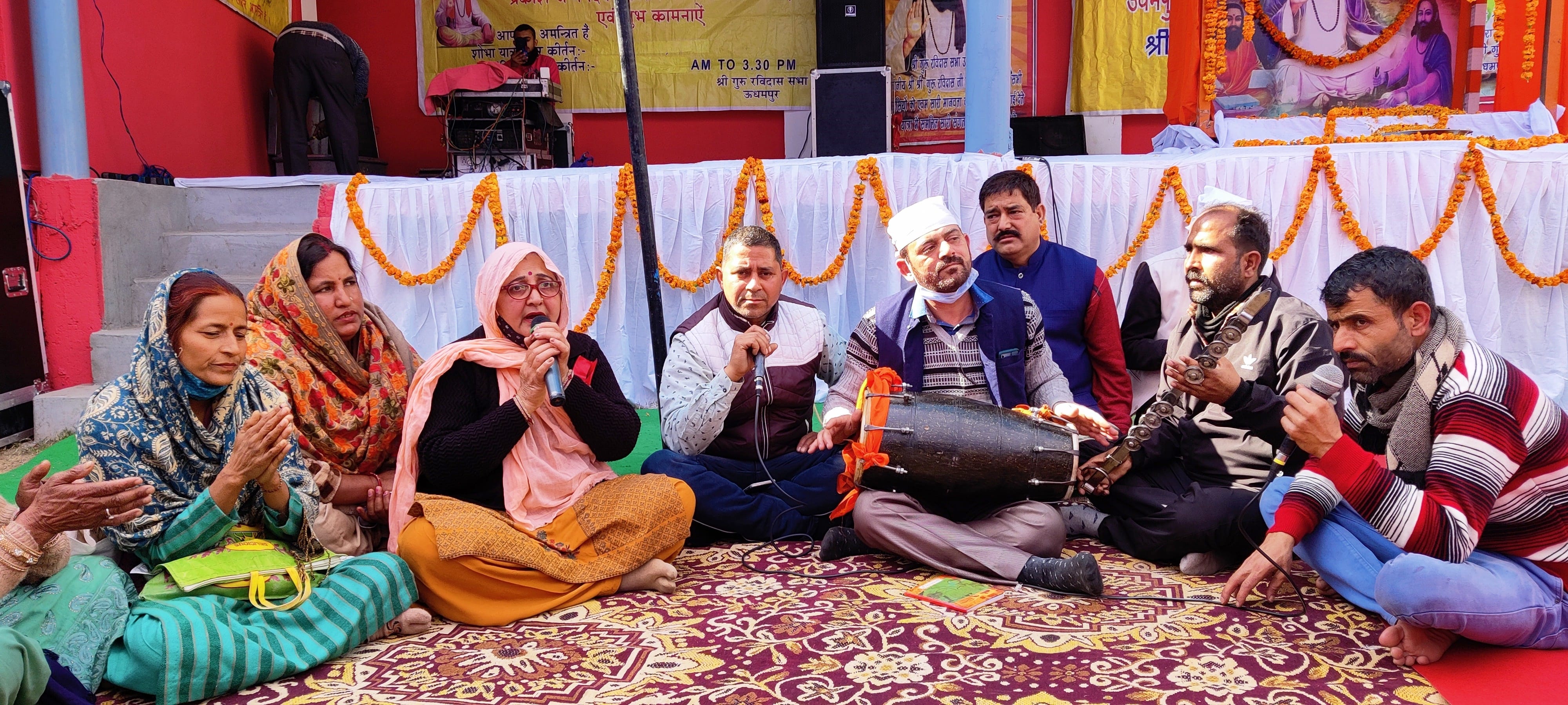 उधमपुर : गुरु रविदास  मंदिर में माथा भगत तथा भजन गाते  भगत वाह  बैठी संगत.