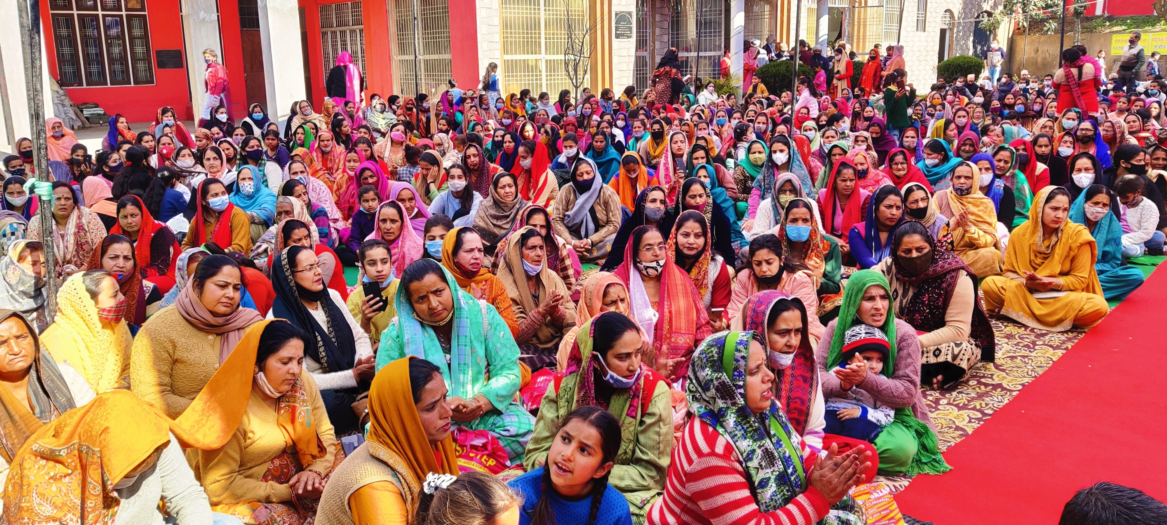 उधमपुर : गुरु रविदास  मंदिर में माथा भगत तथा भजन गाते  भगत वाह  बैठी संगत.