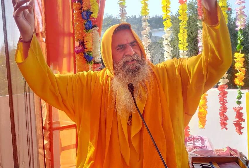 उधमपुर: सुभाष शास्त्री जी प्रवचन करते हुए तथा बैठी संगत. उधमपुर: सुभाष शास्त्री जी प्रवचन करते हुए तथा बैठी संगत.