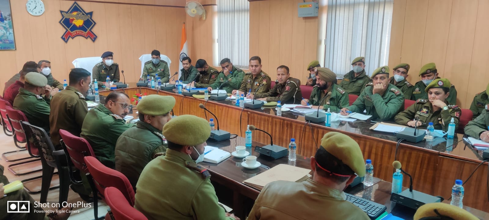 उधमपुर डीपीएल में एसएसपी डा. विनोद कुमार, पुलिस अधिकारियों के साथ क्राइम रिव्यू मीटिंग करते