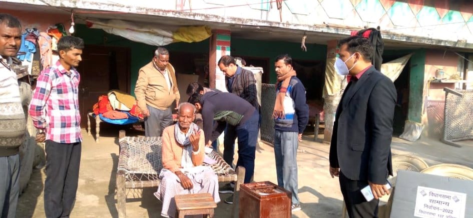 80 वर्ष के बुजुर्ग मतदान करते हुए