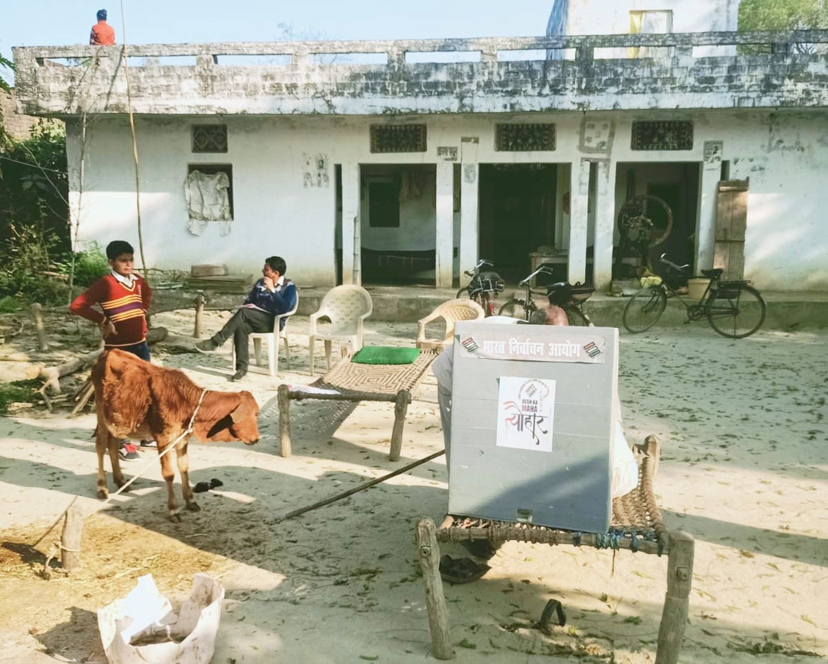 अयोध्या-कोटिया ग्राम पंचायत में चारपाई पर मतदान करते मतदाता।-संवाद अयोध्या-कोटिया ग्राम पंचायत में चारपाई पर मतदान करते मतदाता।-संवाद