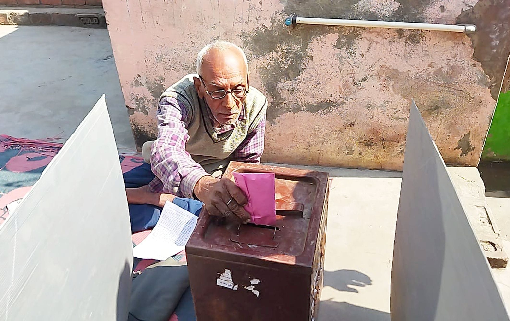अयोध्या-नियांवा में घर पर ही छत पर मतदान करते मतदाता राजेंद्र प्रसाद पाठक।-संवाद अयोध्या-नियांवा में घर पर ही छत पर मतदान करते मतदाता राजेंद्र प्रसाद पाठक।-संवाद