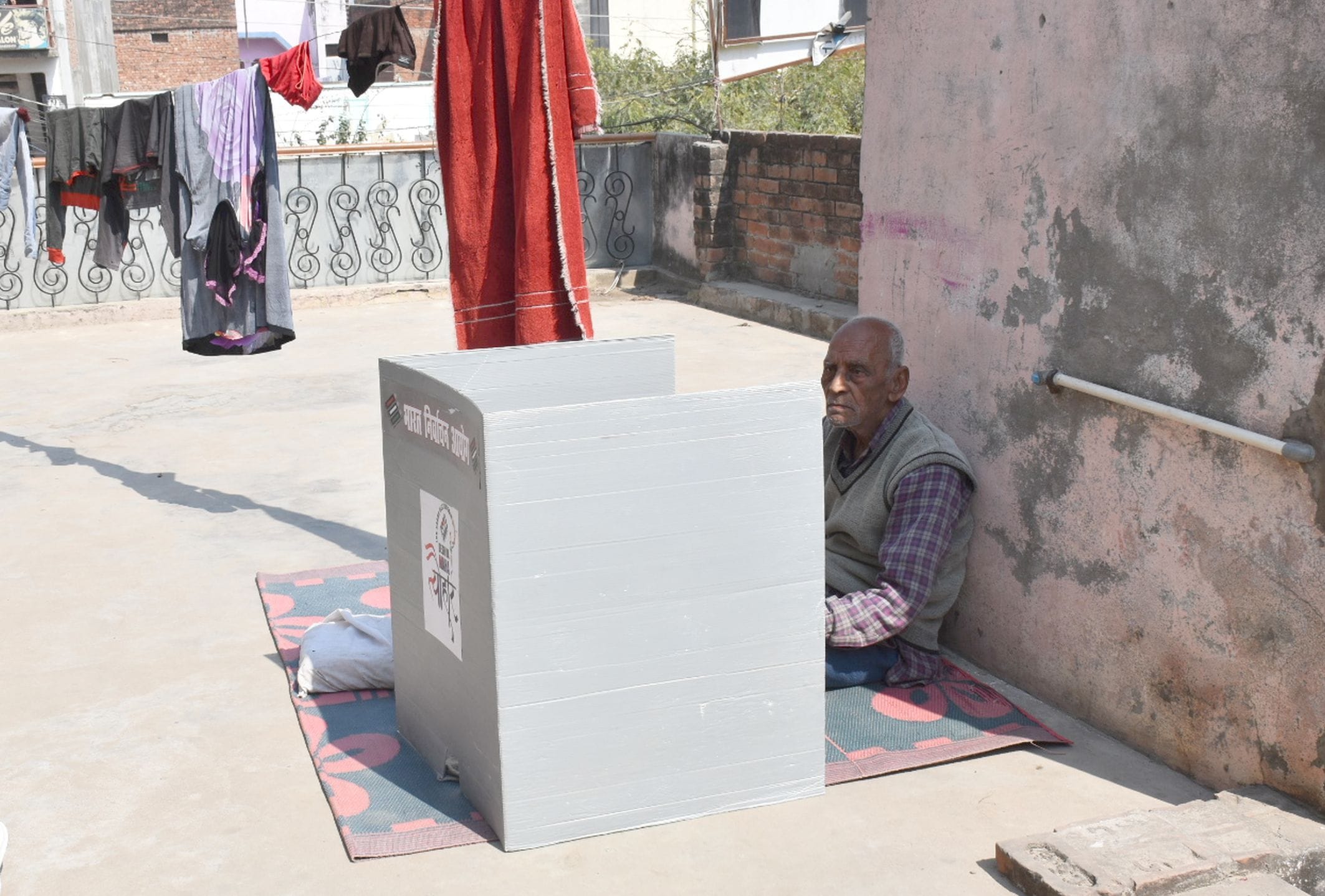 अयोध्या-शहर के नियांवा में घर पर छत पर मतदान करते मतदाता राजेंद्र प्रसाद पाठक।-संवाद अयोध्या-शहर के नियांवा में घर पर छत पर मतदान करते मतदाता राजेंद्र प्रसाद पाठक।-संवाद