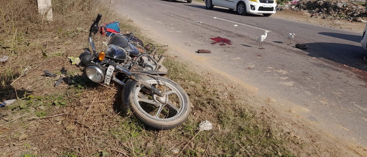 टोहाना के गांव कन्हड़ी के पास बस की टक्कर के बाद रोड किनारे पड़ी बाइक। टोहाना के गांव कन्हड़ी के पास बस की टक्कर के बाद रोड किनारे पड़ी बाइक।